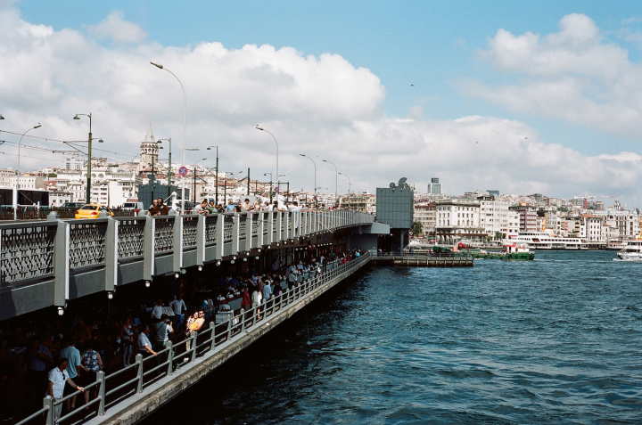 Brücke am Bosporus voller Menschen