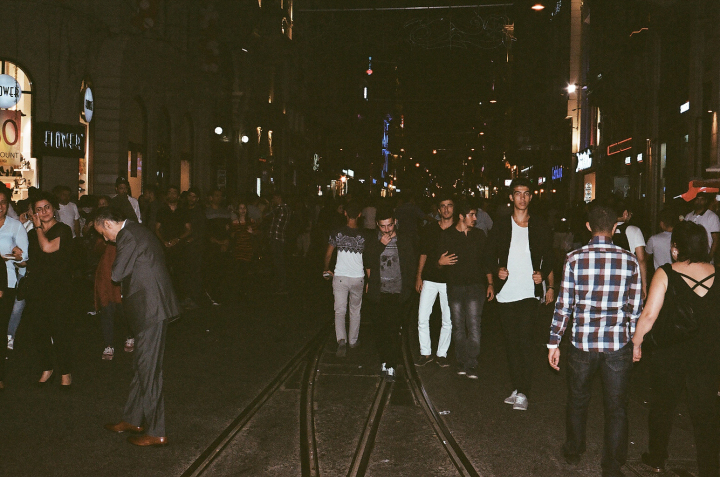 Belebte Straße im nächtlichen Istanbul