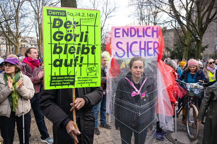 Menschen bei der Demonstration "Der Görli bleibt auf"