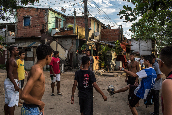 Straßenfußball in eine Favela in Rio de Janeiro, die für die Olympischen Spiele abgerissen worden ist