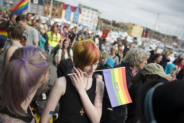 Junge Frauen auf den Färöer-Inseln protestieren für die Gleichberechtigung von Lesben und Schwulen