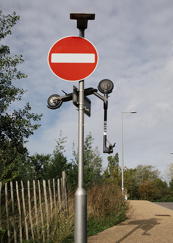 Roller am Strassenschild