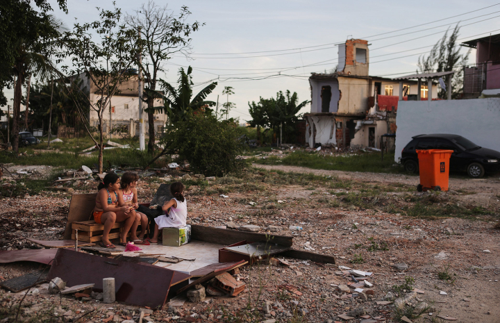 Kinder spielen in einer Favela in Rio de Janeiro zwischen abgerissenen Häusern – die Favela muss für die Olympischen Spiele weichen 