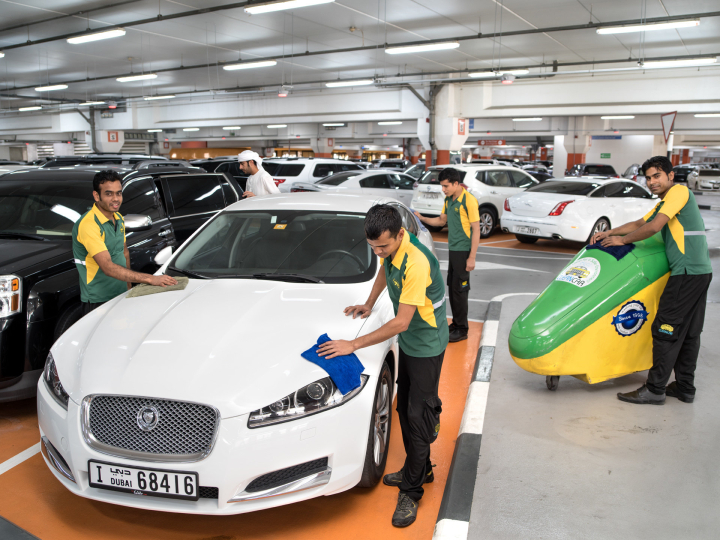 Al Emran, Mohdmehdi, Shanhin und Kobir waschen Autos in Dubai 