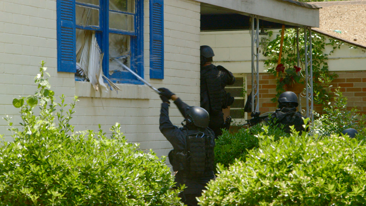 Szene aus dem Dokumentarfilm „Do not Resist“: eine Hausdurchsuchung im Richland County in South Carolina 