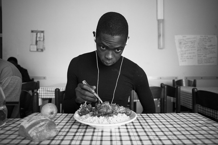 Mamadou aus dem Senegal isst im Hotel Colibri zu Mittag. Das Asylzentrum stellt drei Mahlzeiten pro Tag. Der Speiseplan ist immer sehr ähnlich: Tee und Brot zum Frühstück, Reis mit Fleisch und Obst zu Mittag und Reis mit Fleisch oder Fisch zum Abendessen