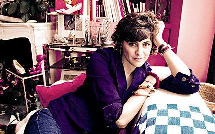 Inès de la Fressange im Büro des Modeschöpfers Roger Vivier in Paris