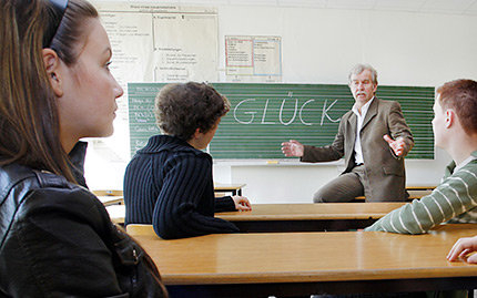 Der Schulleiter und Lehrer des Unterrichtsfaches "Glück", Ernst Fritz- Schubert, spricht  über das Schulfach "Glück" in der Willy-Hellpach-Schule in Heidelberg