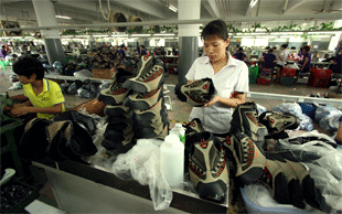 Schlechte Arbeitsbedingungen in einer chinesischen Schuhfabrik | © picture-alliance/Newscom