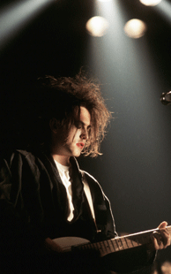 Der charismatische Sänger Robert Smith von der Band ''The Cure'' | © picture-alliance/dpa