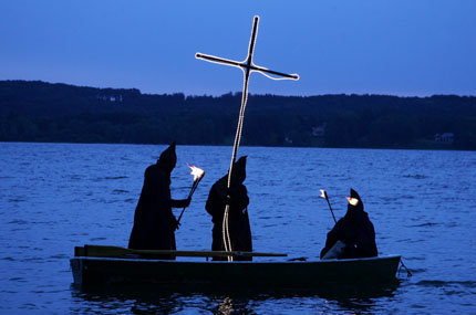 Zurückrudern in die bayrische Unabhängigkeit: die Guglmänner an der Todesstelle König Ludwigs im Starnberger See