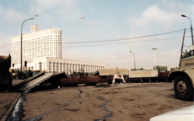 Barrikaden vor dem Weißen Haus in Moskau