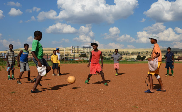 Fußballbegeisterung hat Südafrika längst erfasst. Der versprochene Wirtschaftsaufschwung aufgrund der WM ist bei der Bevölkerung nie angekommen