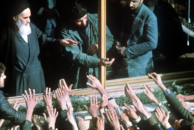 Dem iranischen Revolutionsführer Ayatollah Ruhollah Khomeini wird am 1. Februar 1979 in Teheran nach seiner Rückkehr aus 15jährigem Exil in Frankreich von seinen Anhängern ein triumphaler Empfang bereitet