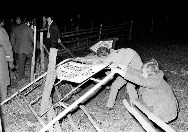 Oktober 1972: Mehrere hundert Kärntner beteiigen sich am Ortstafelsturm