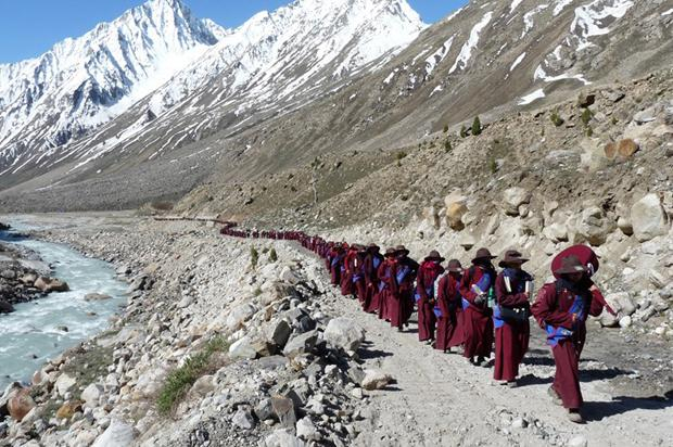 Auch Buddhisten können sich ärgern, etwa über Plastikmüll, der im Himalaya herumliegt. Deshalb wird auf den Gehmeditationen des Geistlichen Gyalwang Drupka nun immer aufgeräumt