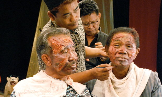 Neue Zugänge: In „The Act of Killing“ arbeitet Regisseur Joshua Oppenheimer die Massaker in Indonesien in den 60er-Jahren auf, indem er sie von den früheren Mördern nachspielen lässt. Das Ergebnis ist aufklärerisch – und verstörend