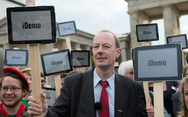 Jetzt verletzt er auch noch die religiösen Gefühle von Mac-Usern. Wie weit darf Satire gehen?