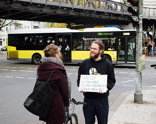 Samstagnachmittag, ich stelle mich auf eine belebte Straße in Berlin-Kreuzberg, schaue jede Person aufmerksam an, die mir über den Weg läuft, und hoffe, dass ich angesprochen werde.