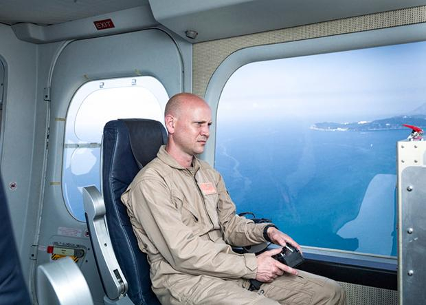 Operator einer Hochleistungsüberwachungskamera in einem Zeppelin – Forschungsprojekt im Rahmen von „Eurosur“ (European External Border Surveillance System) nahe Toulon in Südfrankreich, Juli 2013