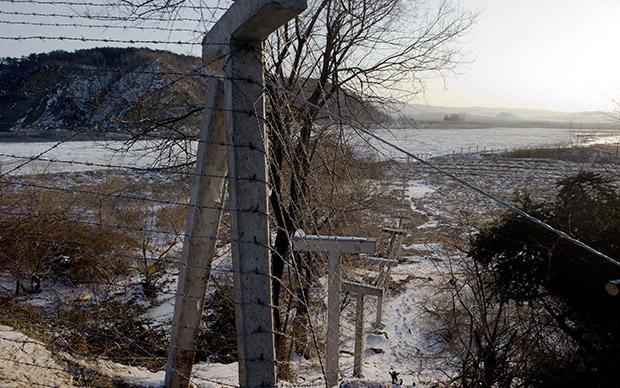 Eine Grenze, doch für Lucia Jang keine unüberwindbare: Der Tumin-Fluss von China aus betrachtet