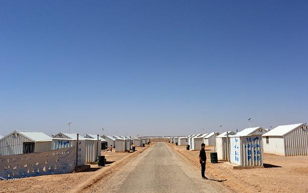 Über 20.000 Flüchtlinge wohnen unweit der jordanisch-syrischen in einem Camp aus weißen Wellblechcontainern