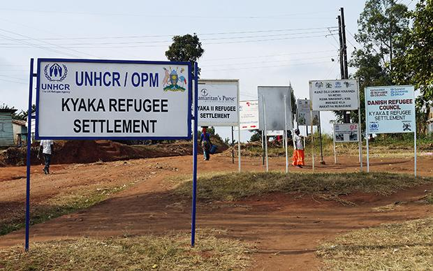 Schilderwald der Hilfsorganisationen: Die Einfahrt zu dem Flüchtlingslager in Uganda. Foto: © Ulrike Krause, all rights reserved