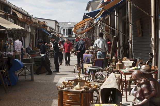 Auch ein harter Kontrast: Der beliebte Nostalgik-Flohmarkt inmitten des sozialen Brennpunkts Saint-Ouen