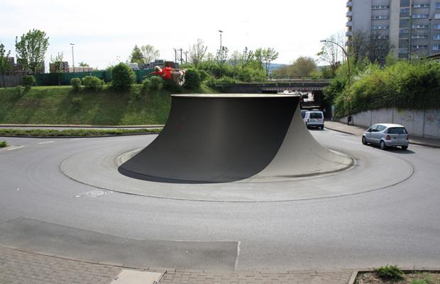 Nicht überall funktioniert die Idee der Regellosigkeit: Auf vielbefahrenen Straßen zeigt „Shared Space“ keine positive Wirkung, wie Forscher der Universität Wuppertal herausgefunden haben