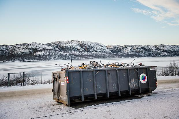 Rund 5500 Flüchtlinge kamen zwischen September und Ende November 2015 über die Grenze nach Norwegen. Sie kamen mit Fahrrädern, da Russland es verbietet, die Grenze zu Fuß zu überqueren. Norwegen verhängt zudem Strafen wegen Schleuserei, wenn Flüchtlinge m