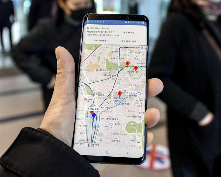 Smartphone mit Corona-Warn-App in Südkorea Smartphone mit Corona-Warn-App in Südkorea