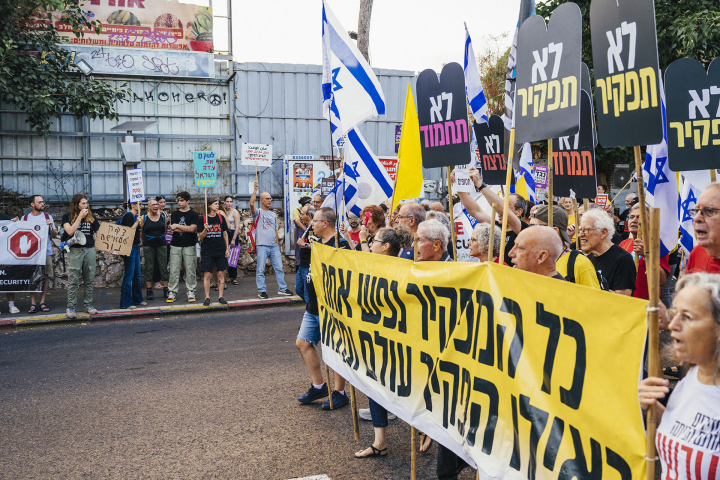 Menschen demonstrieren auf der Straße mit einem Banner 