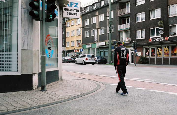 Ein Mann läuft auf einer leeren Strasse