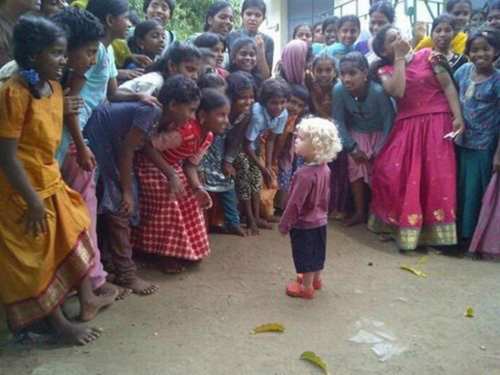 Blondes Kind in Indien