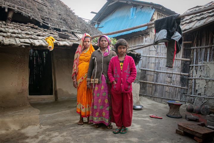 Anjali Devi Sada mit ihrer Schwester und ihrer Mutter