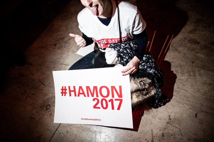 Anhänger des französischen Präsidentschaftskandidaten Benoit Hamon mit Plakat