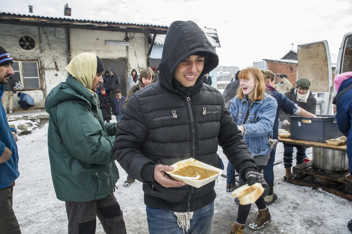 Flüchtlinge bei der Essensausgabe