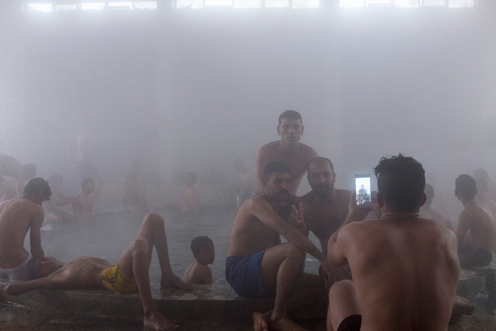 Männer baden im Hammam Al Alil