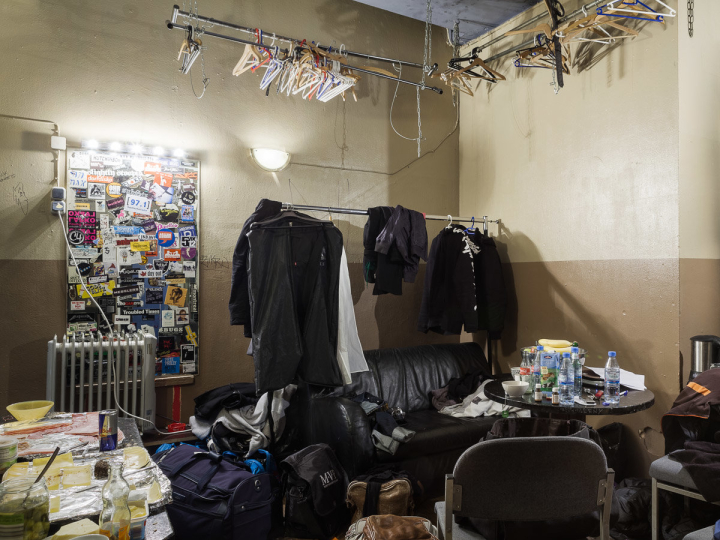 Ein Backstageraum voller leerer Flaschen