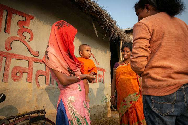 Salita Kumari Sadar im Gespräch  mit Anjali Devi Sada und Sajan Devi Sada