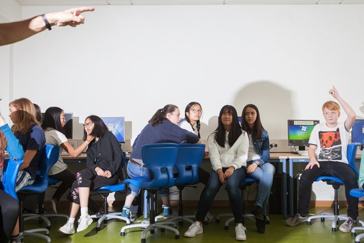 Hier gibt der Lehrer Anweisungen