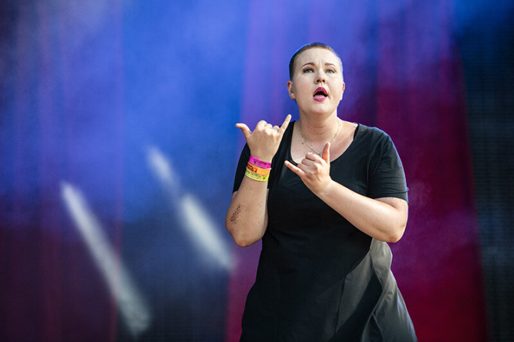 Laura Maaß gebärdet auf dem Wacken-Festival