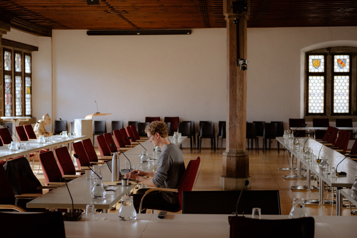 Lorenz Heublein an einem Tisch im Ratssaal