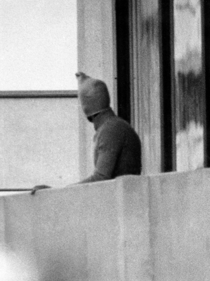 Terrorist zeigt sich auf dem Balkon des israelischen Mannschaftsquartiers im Olympischen Dorf der Münchner Sommerspiele