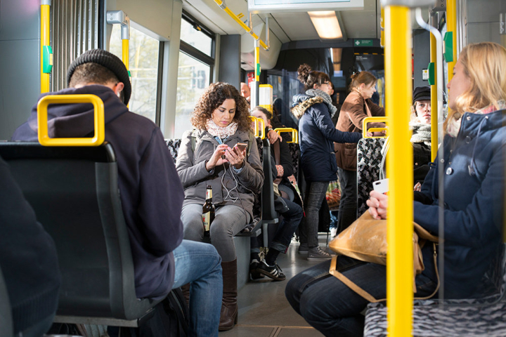 Orit Araf trinkt Bier in der Tram