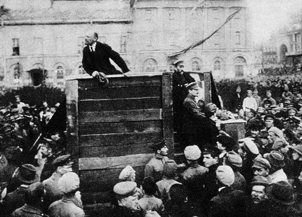 Vor dem Bolschoitheater in Moskau hält Wladimir Iljitsch Lenin eine Rede vor Rotarmisten