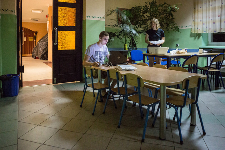 Gosia und ihr Freund bereiten alle Förmichkeiten für das Training im Wald vor. Am Abend zuvor mit Notebook und Drucker in einer Grundschule in Mrozi.