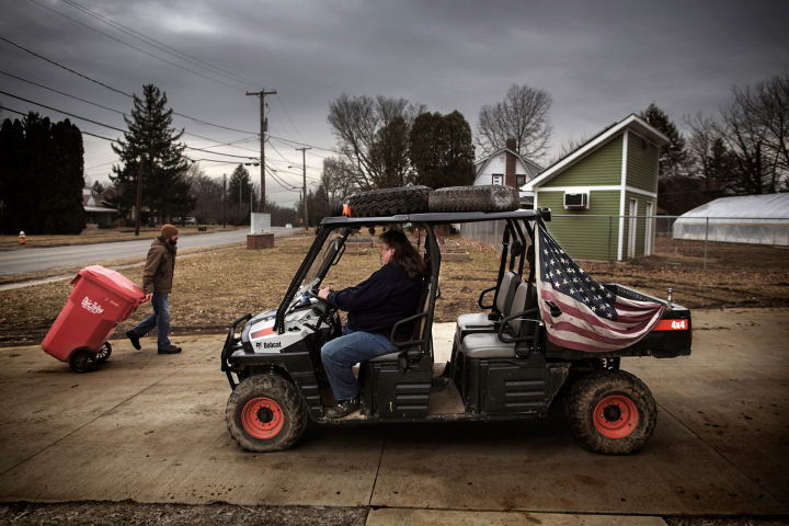 Mann fährt einen Buggy mit USA Flagge in Youngstown