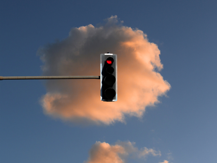 Rote Ampel vor einer Wolke