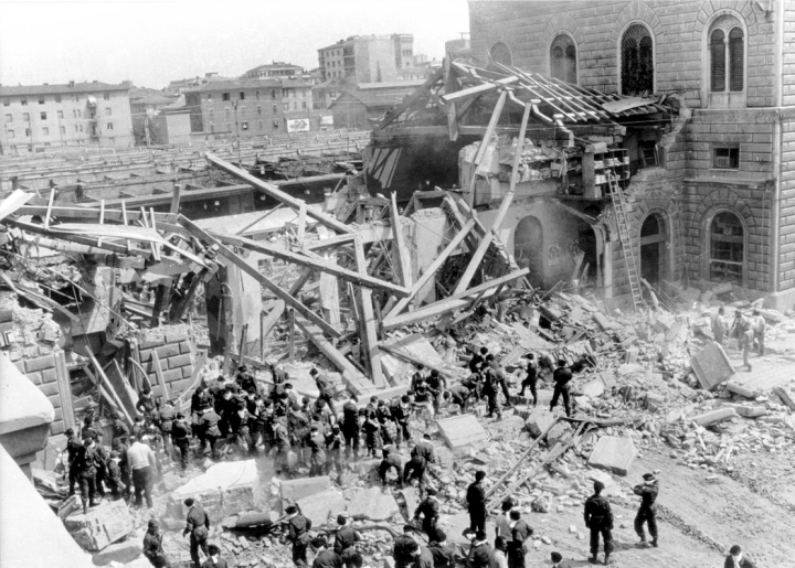 Blick auf die Zerstörungen. Am 2. August 1980 verübten Rechtsextremisten einen Bombenanschlag auf den Bahnhof von Bologna, 85 Menschen starben. 